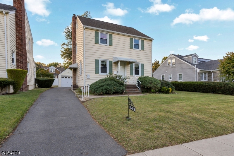 842 Travers St Property Photo 2