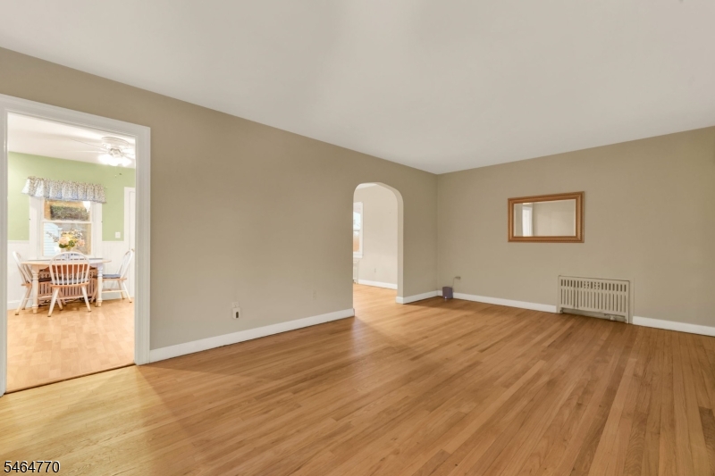 842 Travers St Property Photo 3