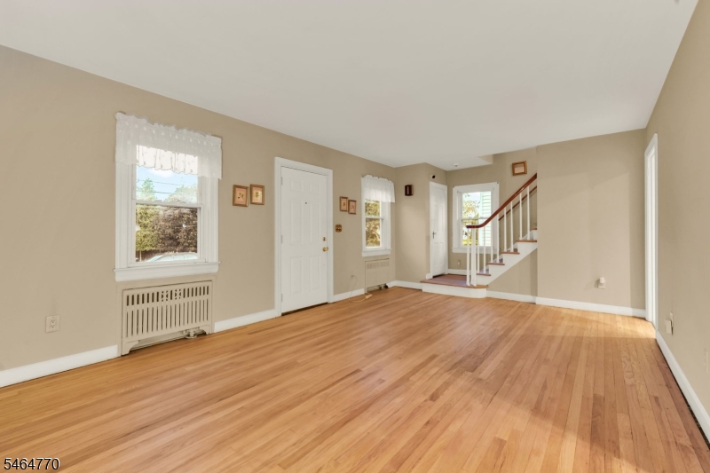 842 Travers St Property Photo 4