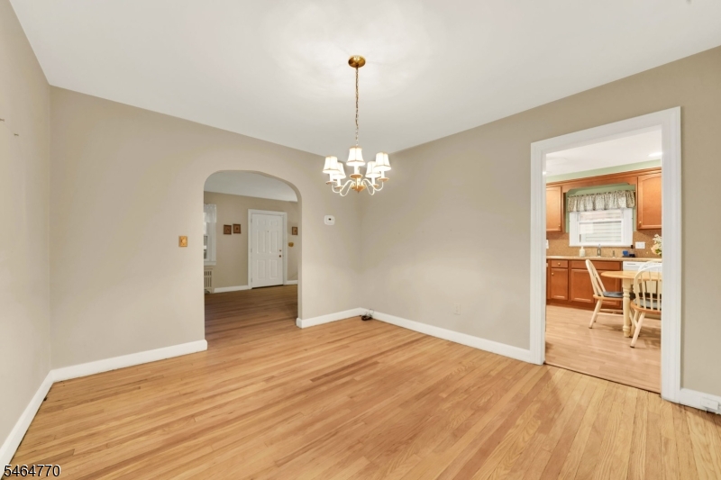 842 Travers St Property Photo 6
