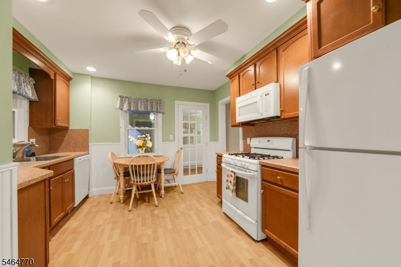 842 Travers St Property Photo 7
