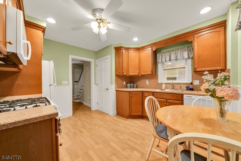 842 Travers St Property Photo 8