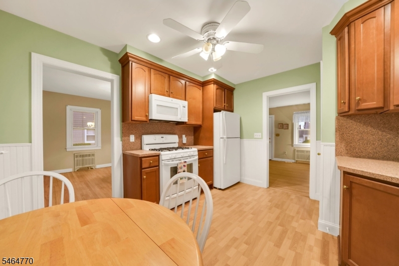 842 Travers St Property Photo 9
