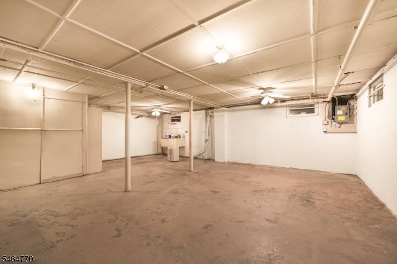 842 Travers St Property Photo 16