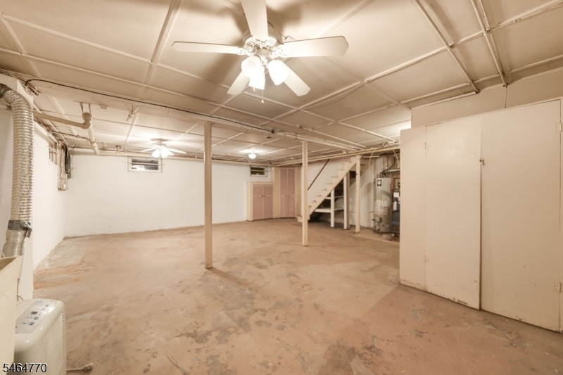 842 Travers St Property Photo 17