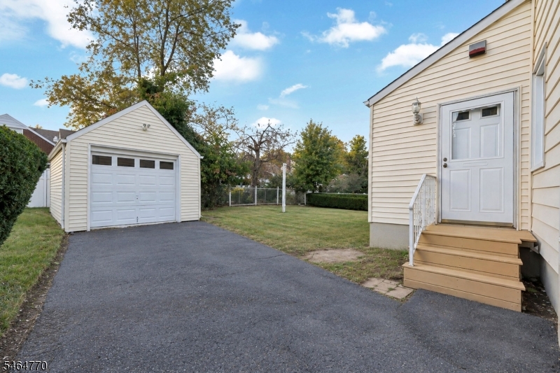 842 Travers St Property Photo 18