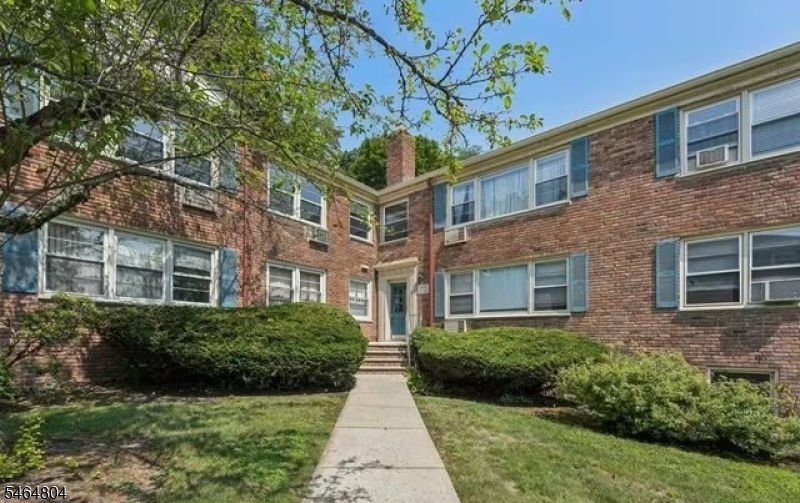 24 Hutton Ave 80