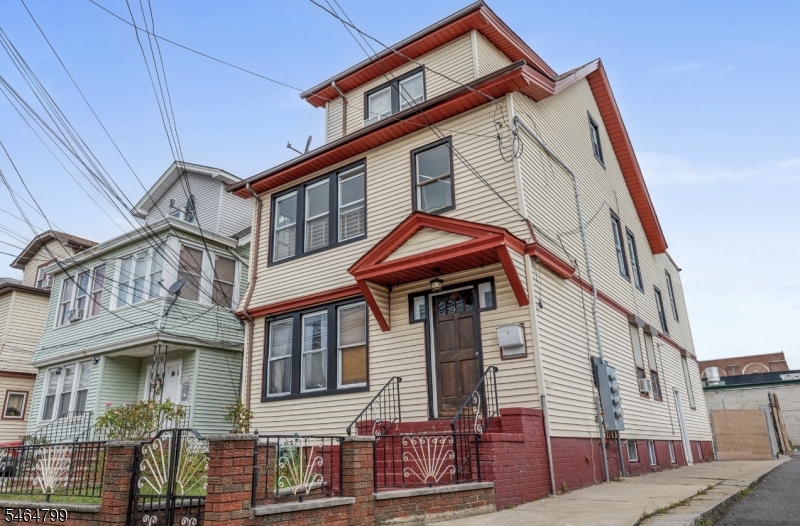 711 Pennington St 2 Property Photo 1