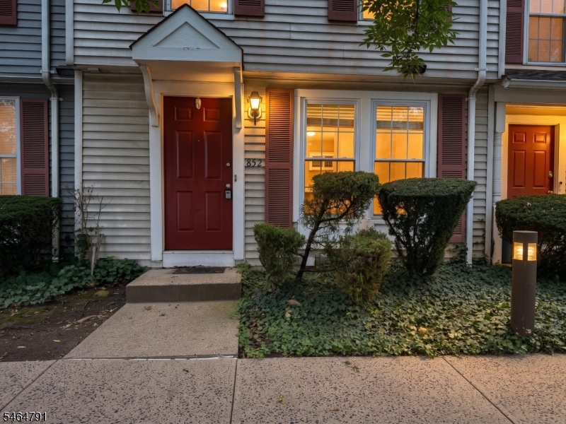 852 Valley St Property Photo 1
