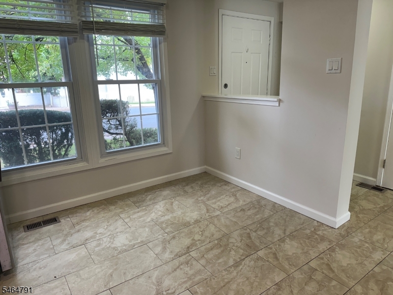 852 Valley St Property Photo 6