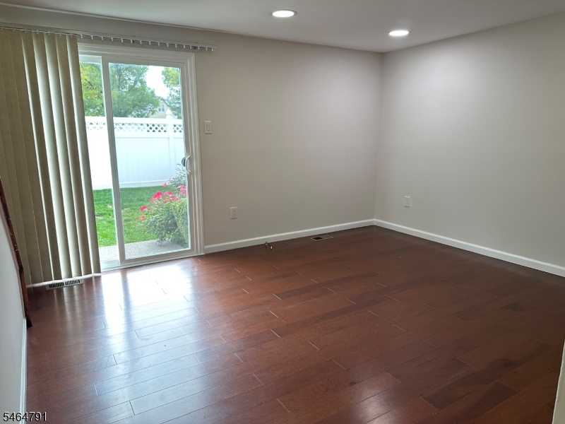 852 Valley St Property Photo 7