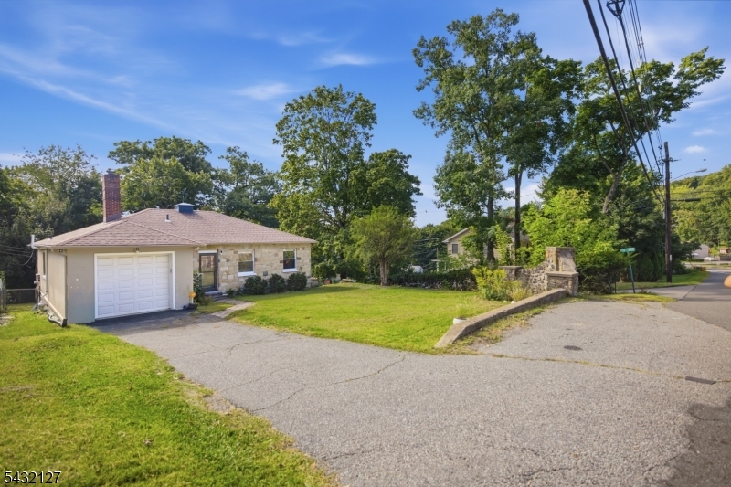137 Lakeside Blvd Property Photo 2