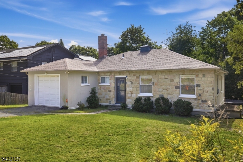 137 Lakeside Blvd Property Photo 3