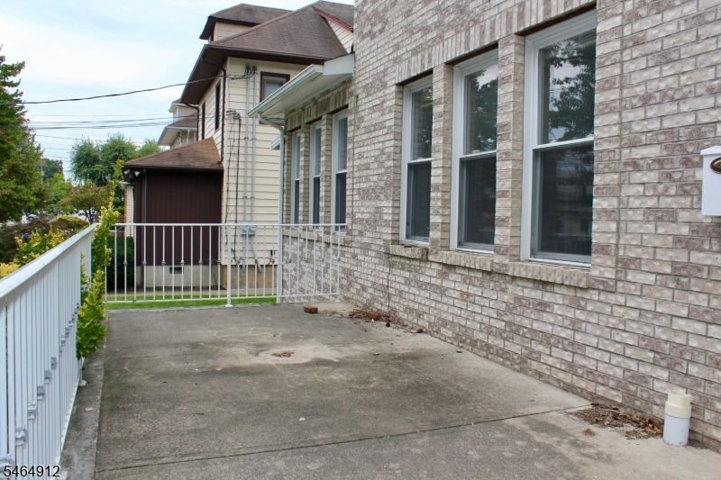 424 Lafayette Ave Property Photo 3