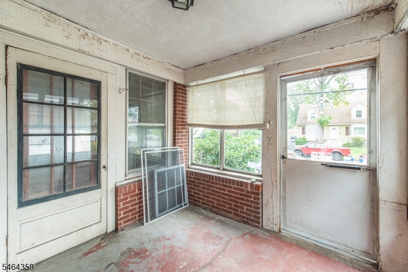 481 Jefferson Ave Property Photo 3