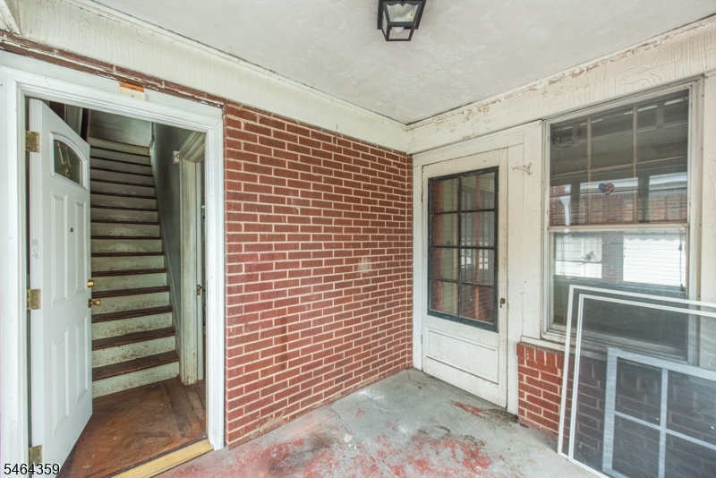 481 Jefferson Ave Property Photo 4