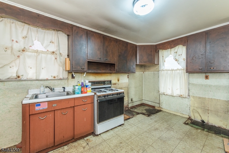 481 Jefferson Ave Property Photo 9