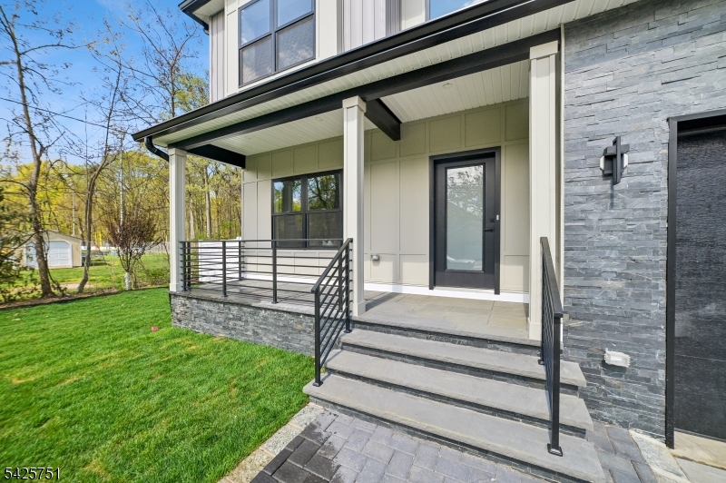 136 Irwin St Property Photo 3