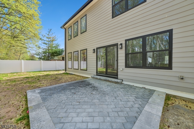 136 Irwin St Property Photo 33