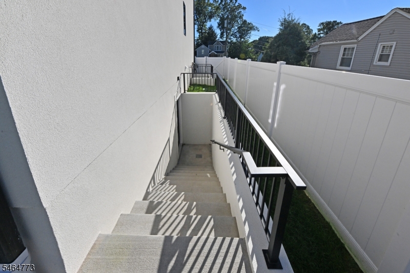 119 Arnot Pl Property Photo 4