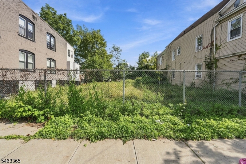Hickory St Property Photo 3