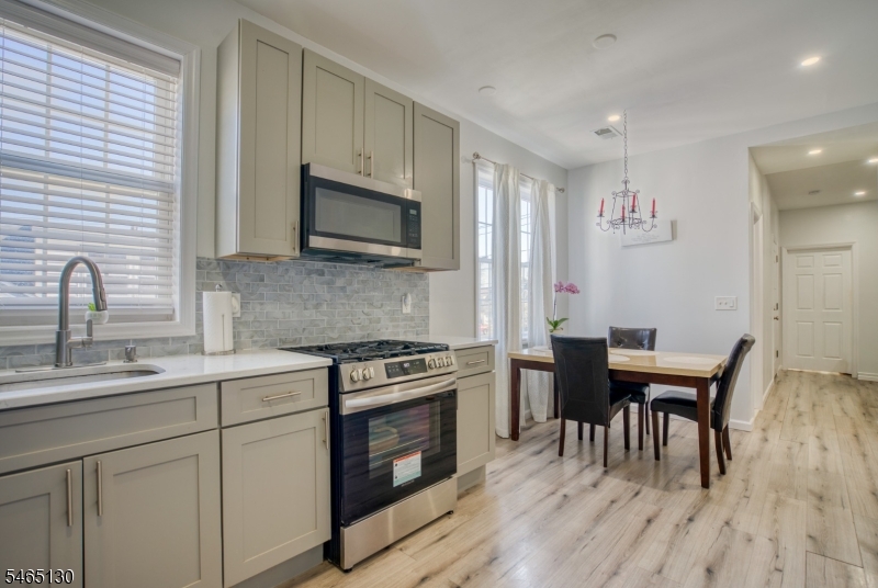 906 Roselle St 2 Property Photo 3