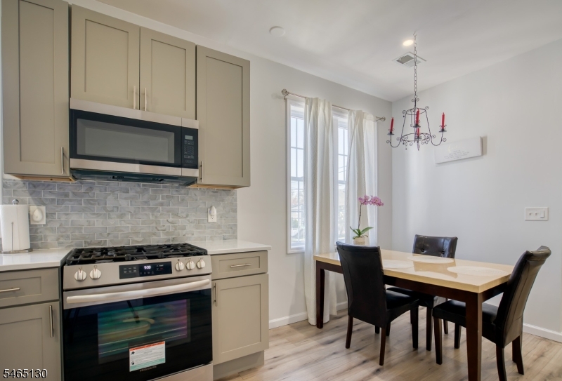 906 Roselle St 2 Property Photo 5