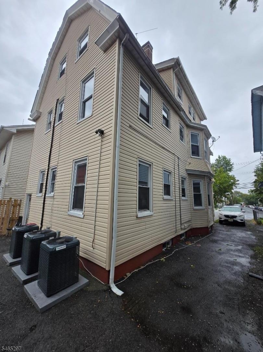 579 Stuyvesant Ave Property Photo 1