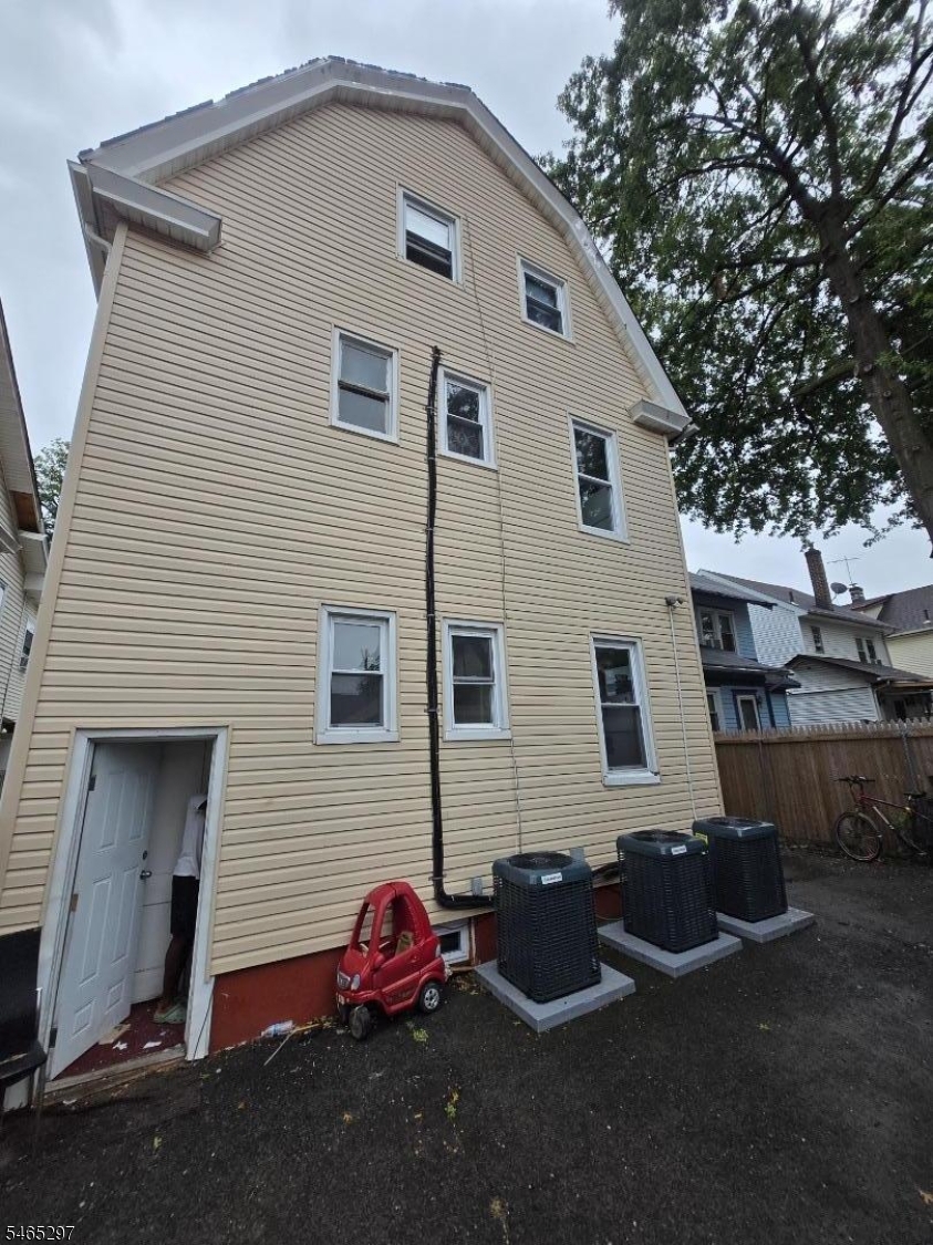 579 Stuyvesant Ave Property Photo 2