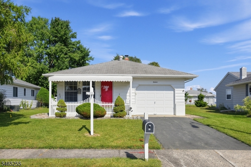 13 Venezia St Property Photo 6