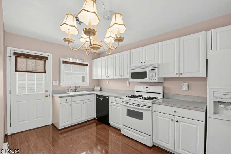 13 Venezia St Property Photo 14