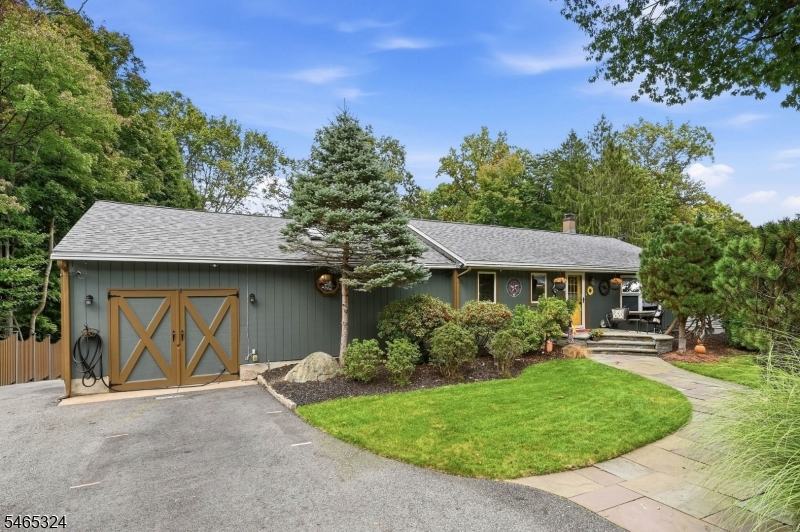 63 Manito Ave Property Photo 4