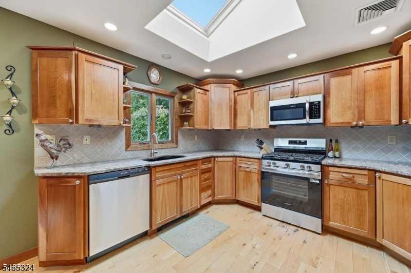 63 Manito Ave Property Photo 8