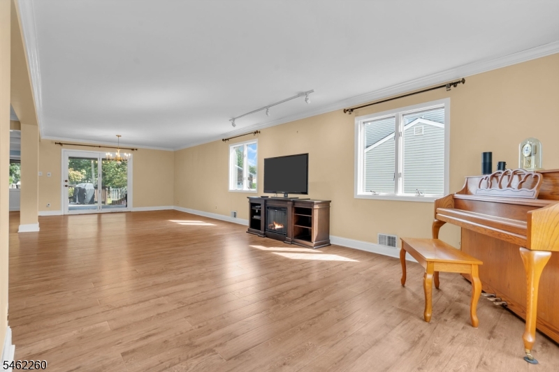23 Evergreen Ave Property Photo 6