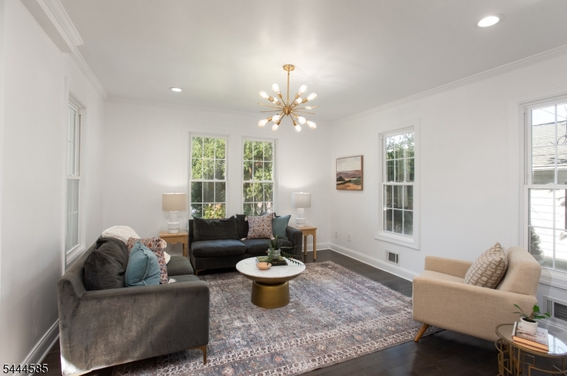 8 Franklin Pl Property Photo 5