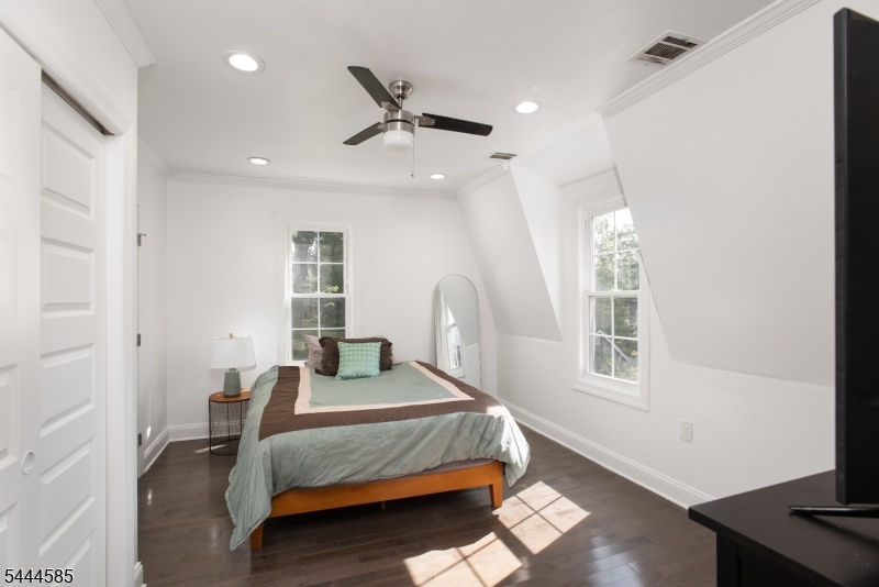 8 Franklin Pl Property Photo 12