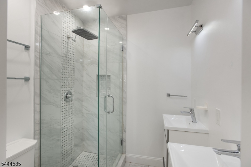 8 Franklin Pl Property Photo 17