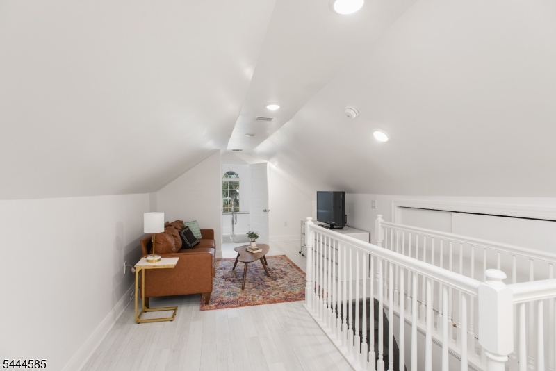 8 Franklin Pl Property Photo 23