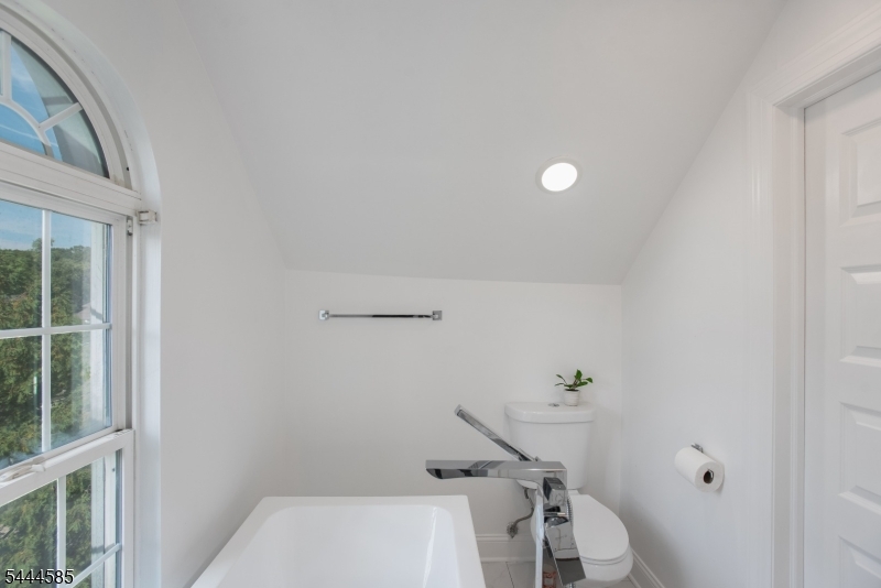 8 Franklin Pl Property Photo 25