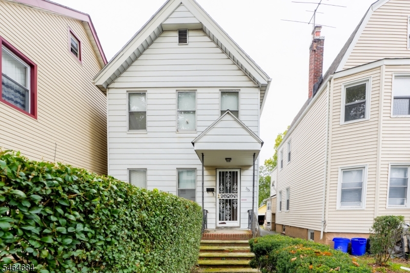 233 N Park St Property Photo 1