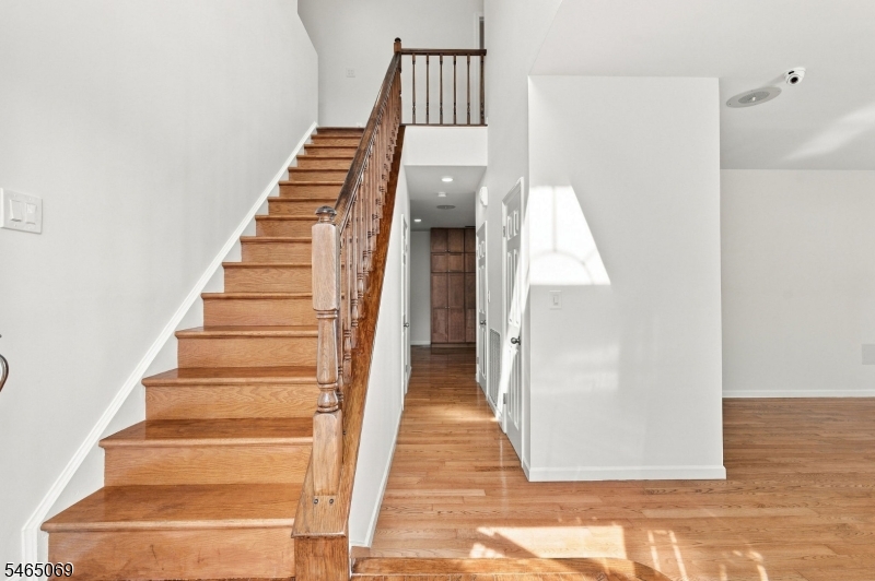 563 Buckingham Dr Property Photo 6