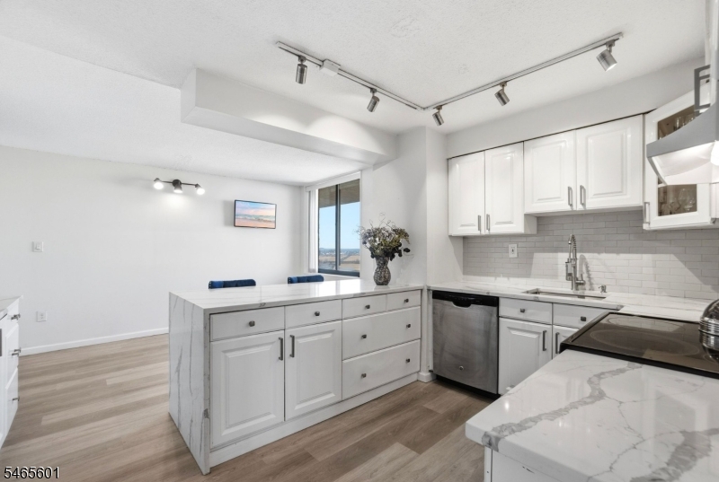 1633 Harmon Cove Tower Property Photo 3