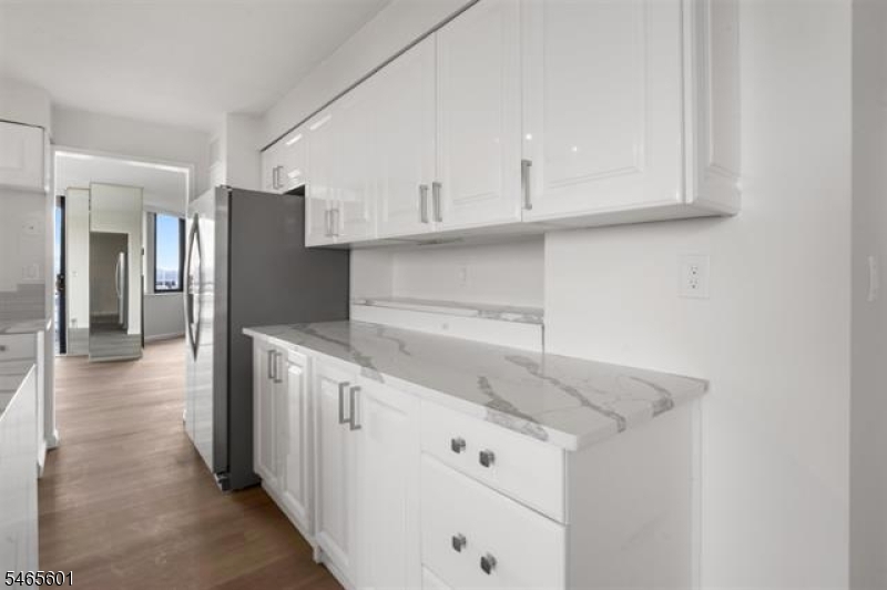 1633 Harmon Cove Tower Property Photo 5