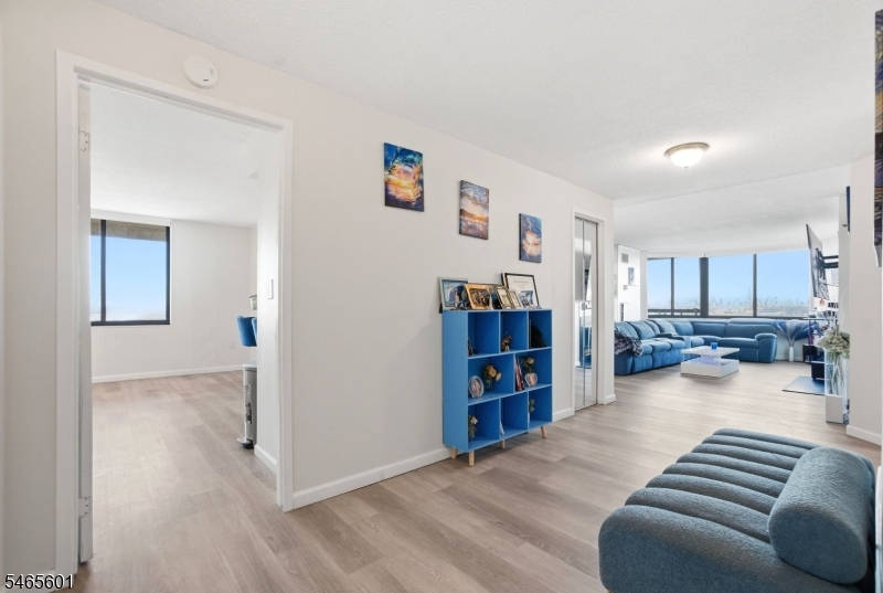 1633 Harmon Cove Tower Property Photo 7