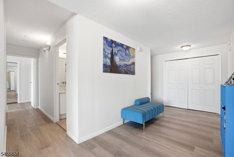 1633 Harmon Cove Tower Property Photo 8