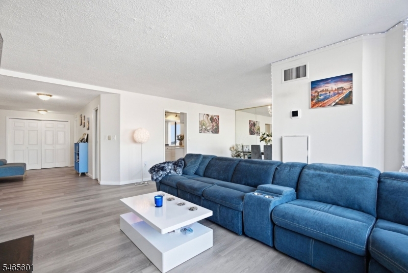 1633 Harmon Cove Tower Property Photo 10