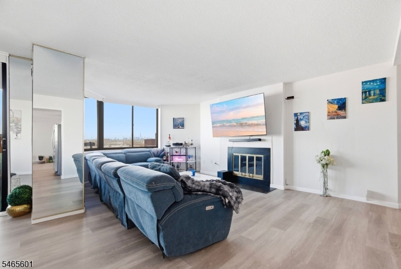 1633 Harmon Cove Tower Property Photo 11