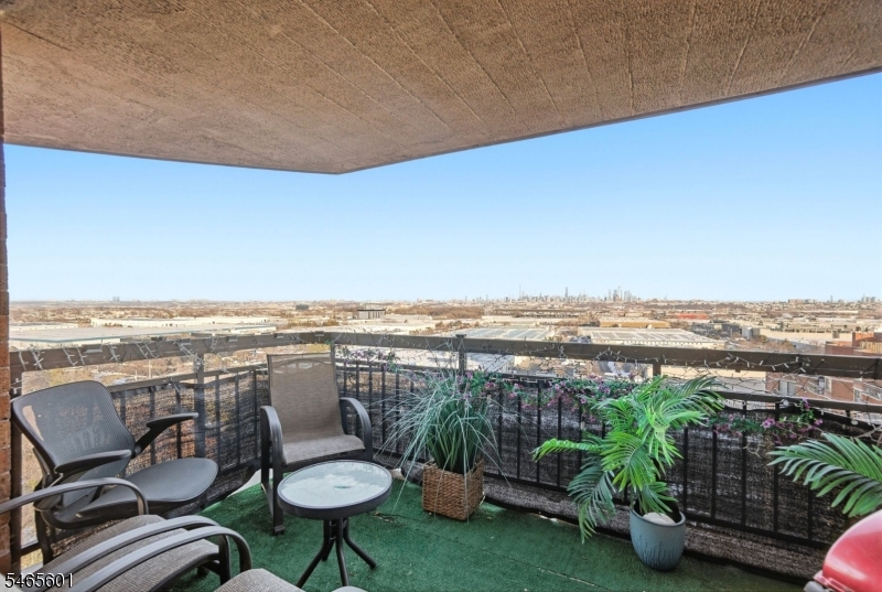 1633 Harmon Cove Tower Property Photo 13