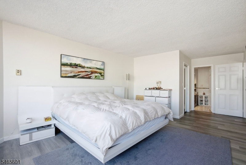 1633 Harmon Cove Tower Property Photo 17