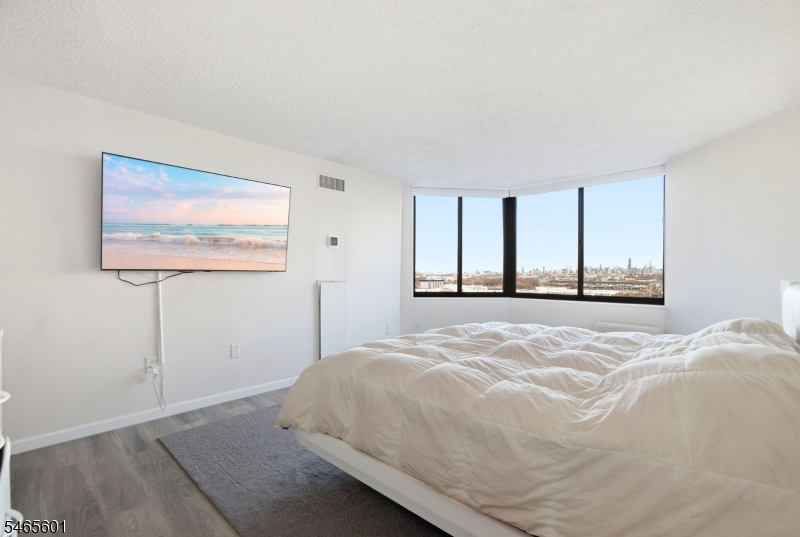 1633 Harmon Cove Tower Property Photo 18